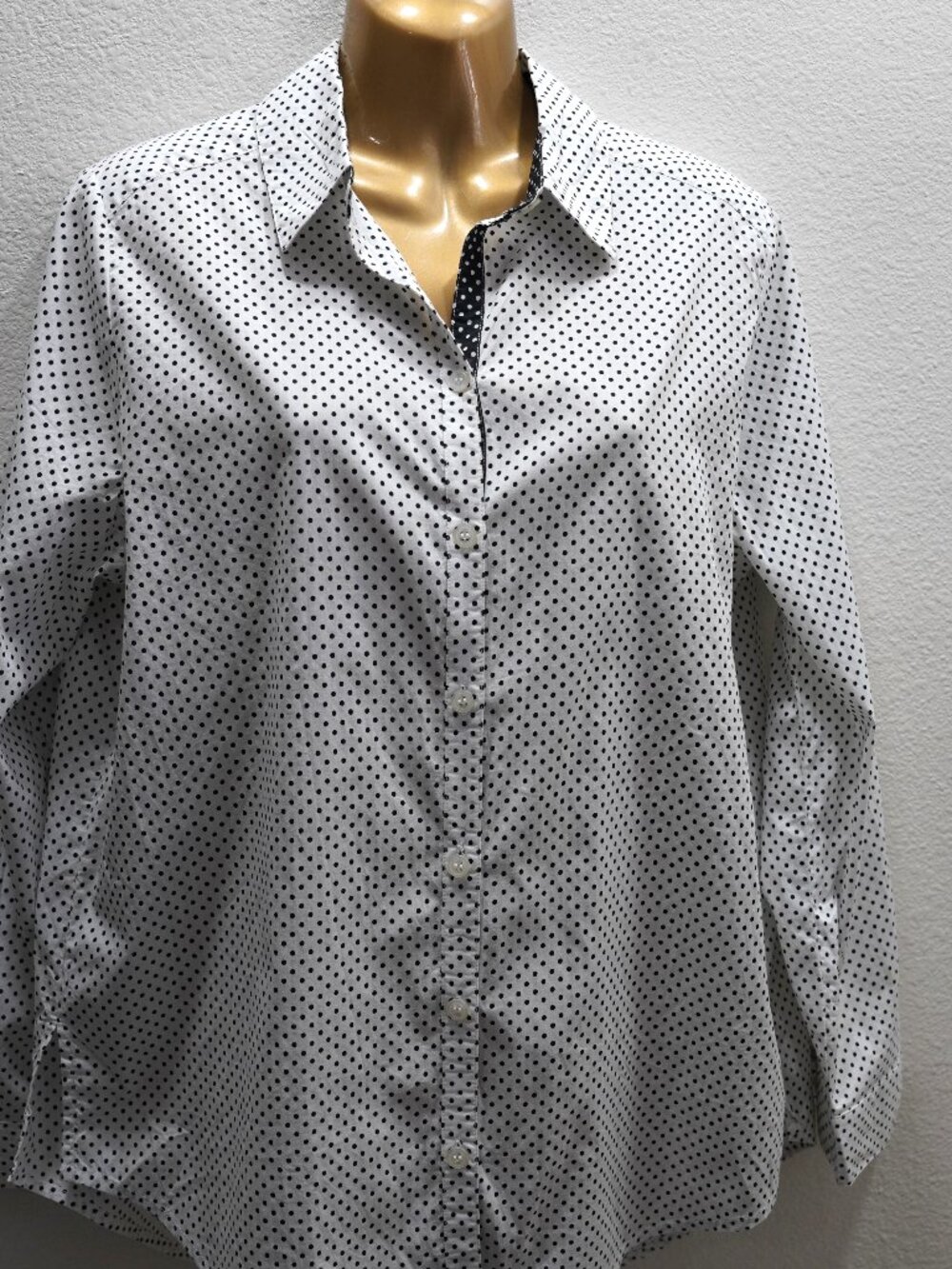 Chico's White Polka Dot blouse w/ Black Polka Dot Back Accent size 2
